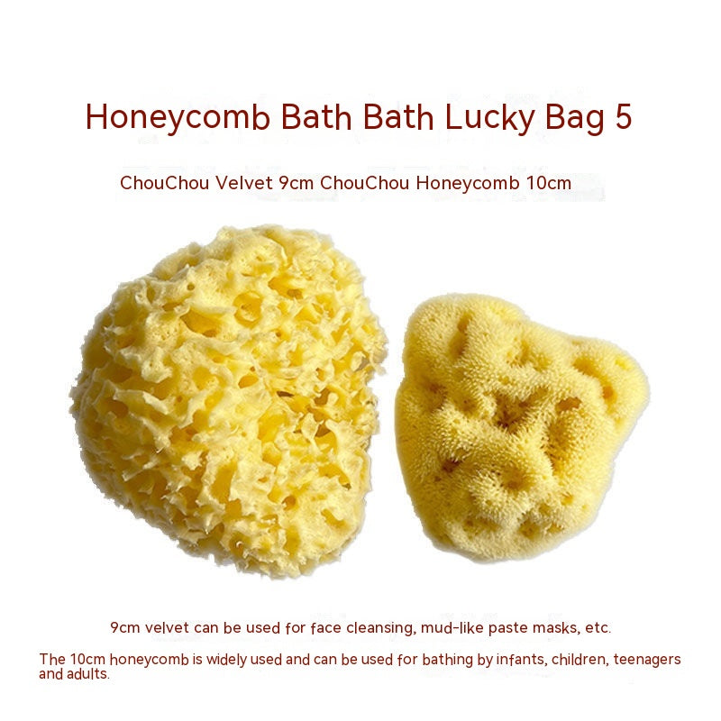 Two yellow sponges: the left is a 10cm honeycomb, porous and textured, ideal for bathing infants and adults. The right is a 9cm velvet sponge, smooth, suitable for face cleansing.