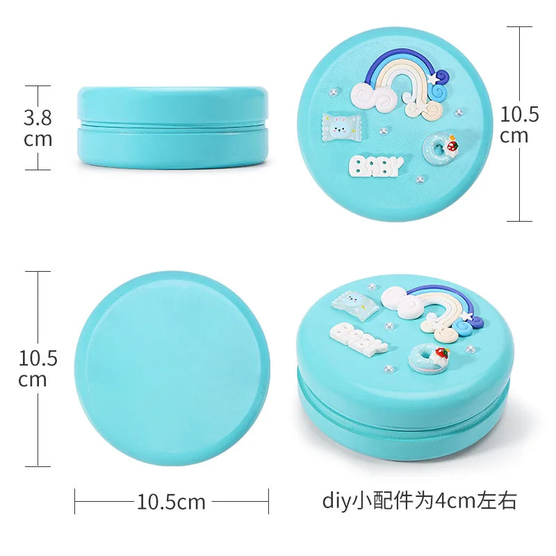 Circular blue box measuring 10.5 cm in diameter and 3.8 cm in height. The lid is decorated with a rainbow, clouds, a pillow, and "BABY," with small embellishments.